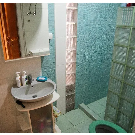 Charming 2br Near Center With Yard