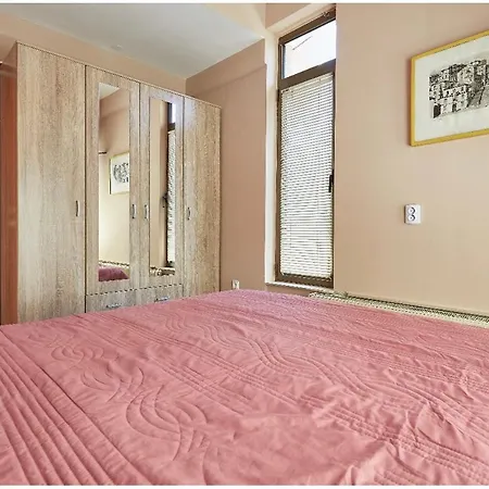 بيت شباب Charming 2br Near Center With Yard