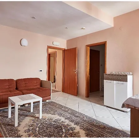 بيت شباب Charming 2br Near Center With Yard *