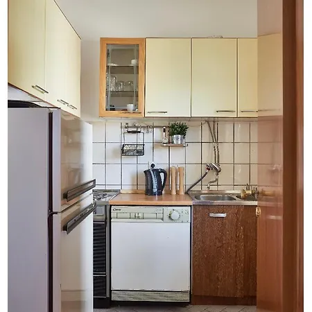 Charming 2br Near Center With Yard بيت شباب *