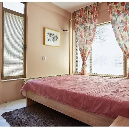 Charming 2br Near Center With Yard *
