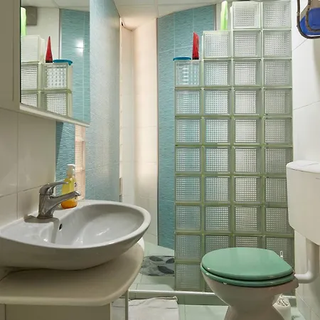 Peaceful With Yard And Parking