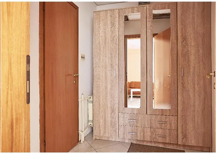 Peaceful With Yard And Parking אכסניה