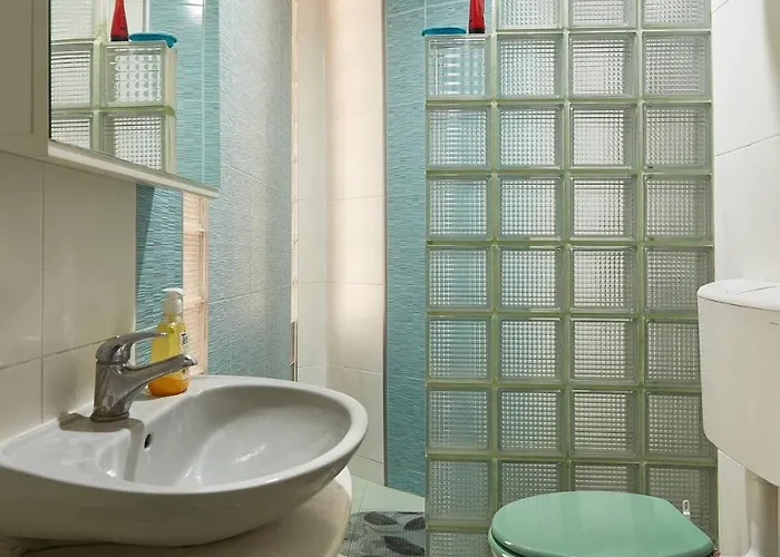 Peaceful With Yard And Parking