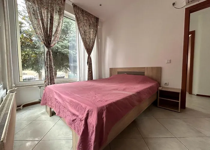 אכסניה Peaceful With Yard And Parking סקופיה