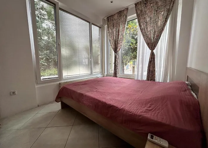 אכסניה Peaceful With Yard And Parking סקופיה