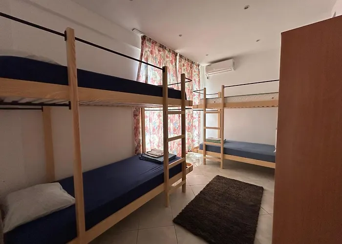 אכסניה Peaceful With Yard And Parking *